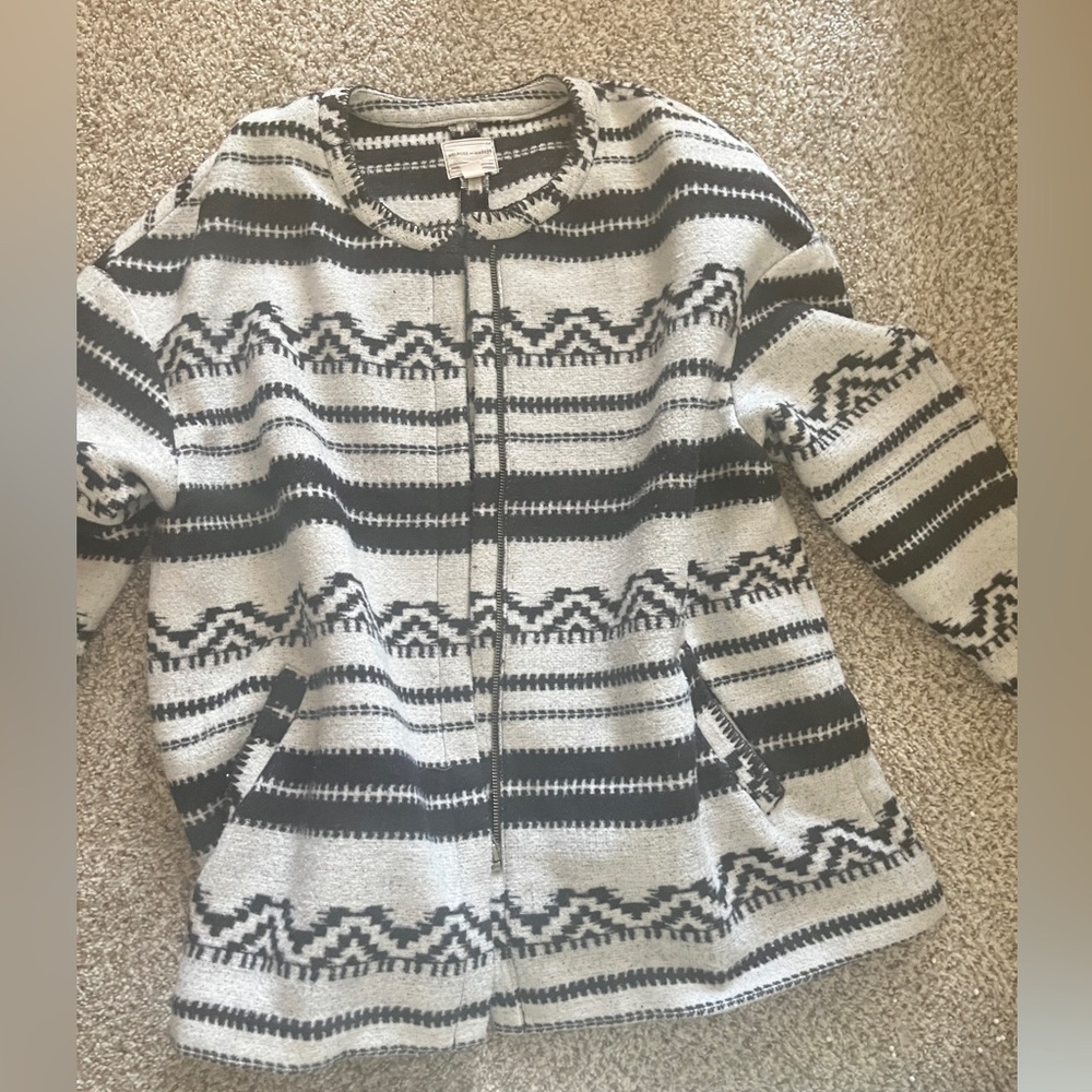 Pattern black and white full zip sweater